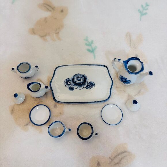 Vintage Blue and White Floral Miniature Tea Set - Picture 4 of 4